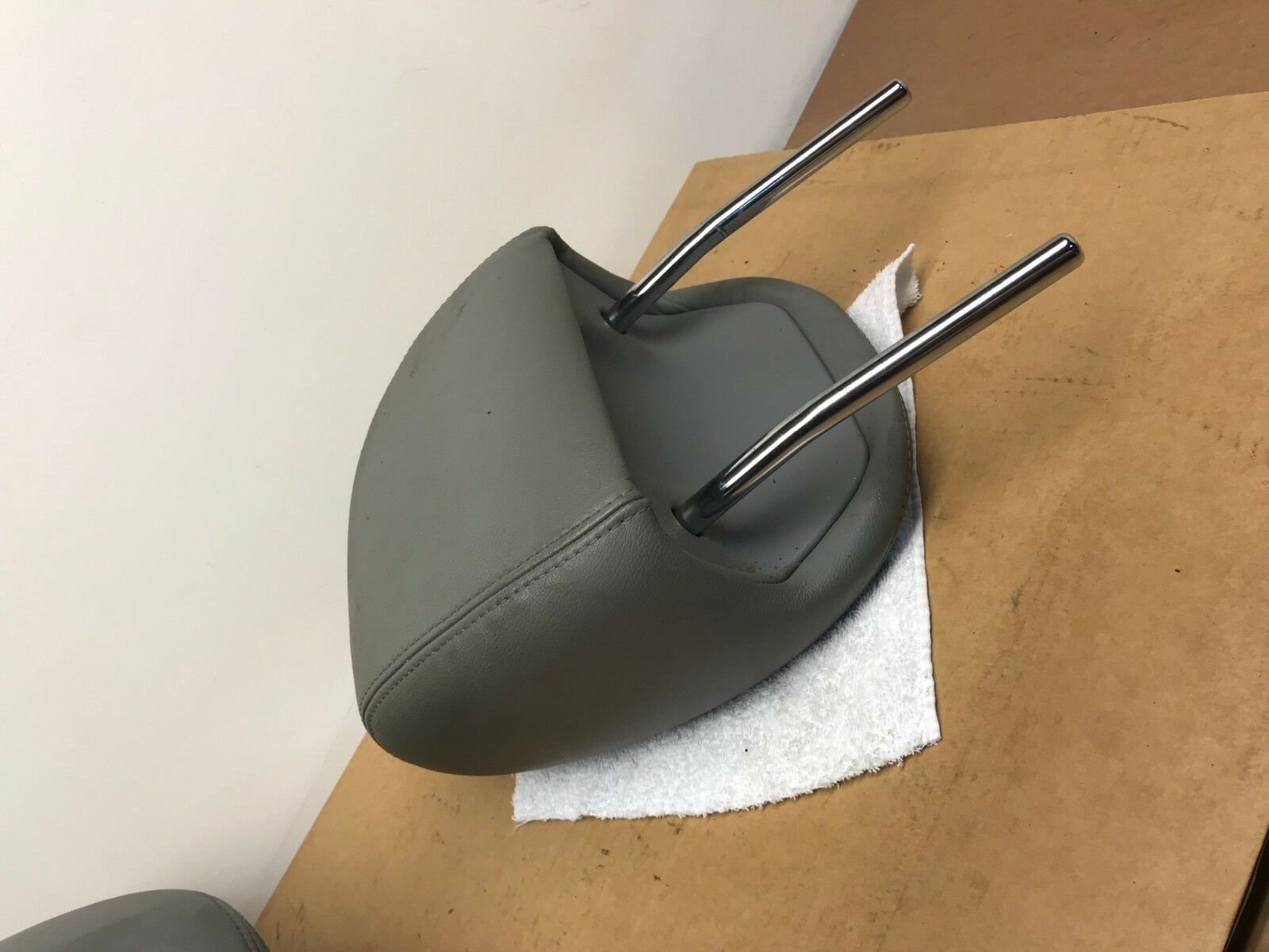 PORSCHE CAYENNE 955 TURBO DRIVERS SIDE FRONT SEAT HEADREST eas18119