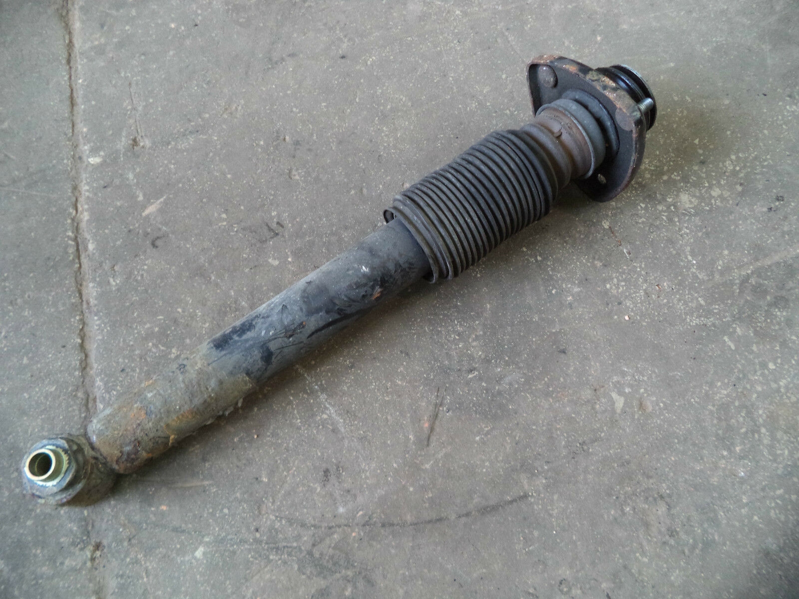 BMW X5 E53 OS REAR DRIVERS SIDE REAR RIGHT SHOCK SUSPENSION STRUT 2005 M.A