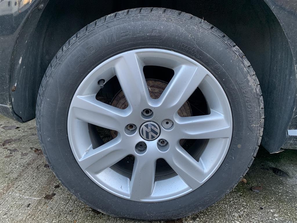 VW Polo Mk5 Alloy Wheel & Tyre 185 x 60 x 15 7 Spoke Alloy & Tyre (1 of