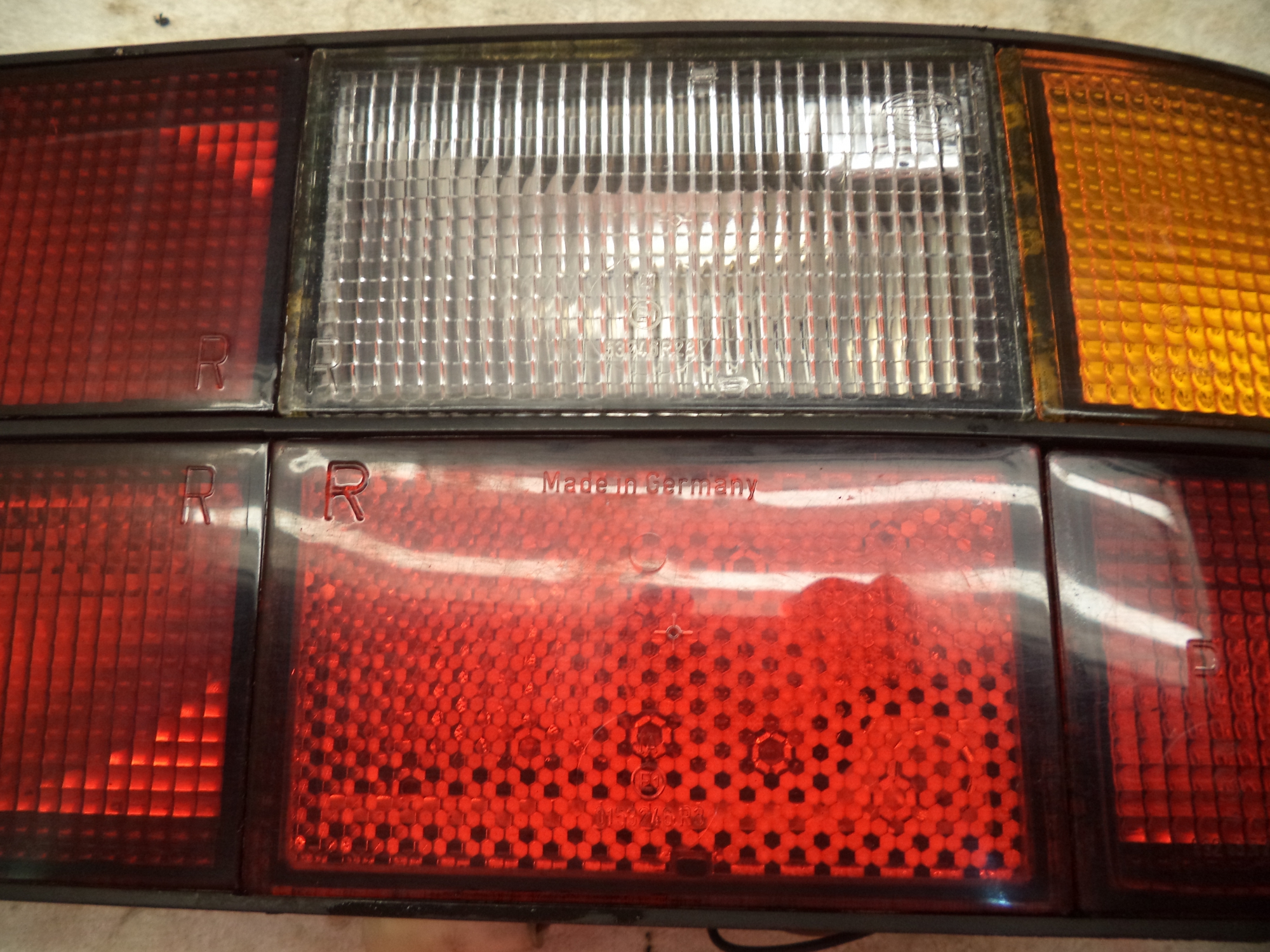 PORSCHE 944 DRIVERS SIDE REAR LIGHT MTMT (LUT) 944 REAR LIGHT