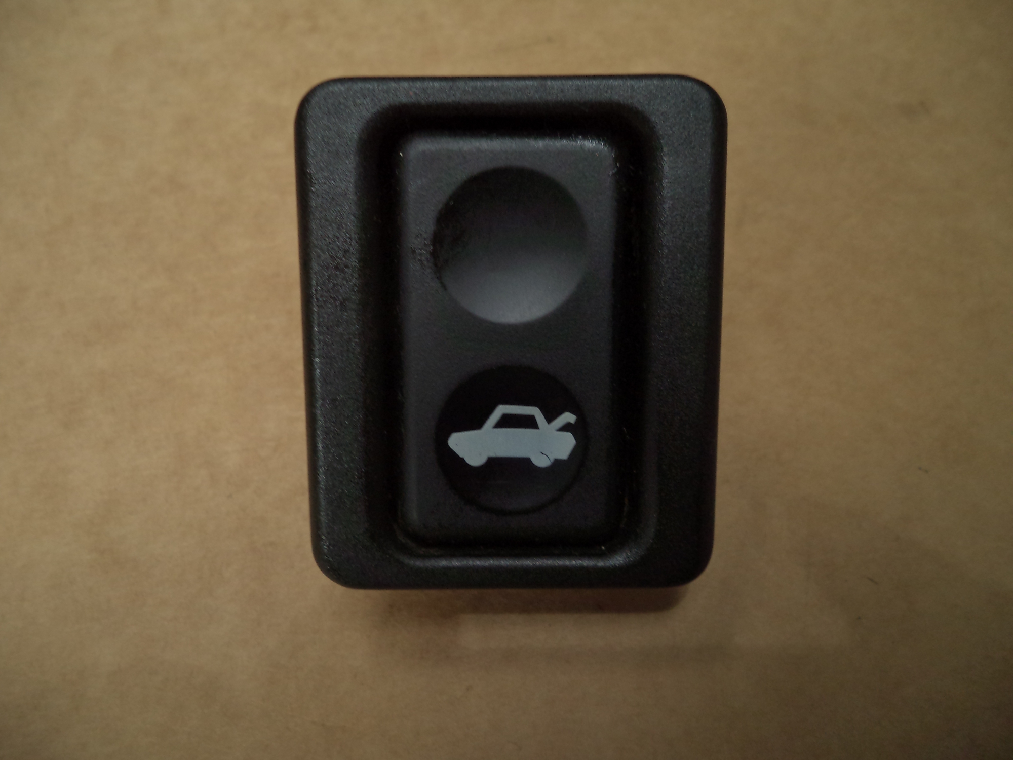 PORSCHE 944 HATCH RELEASE BUTTON. 944 TAILGATE RELEASE BUTTON Loc