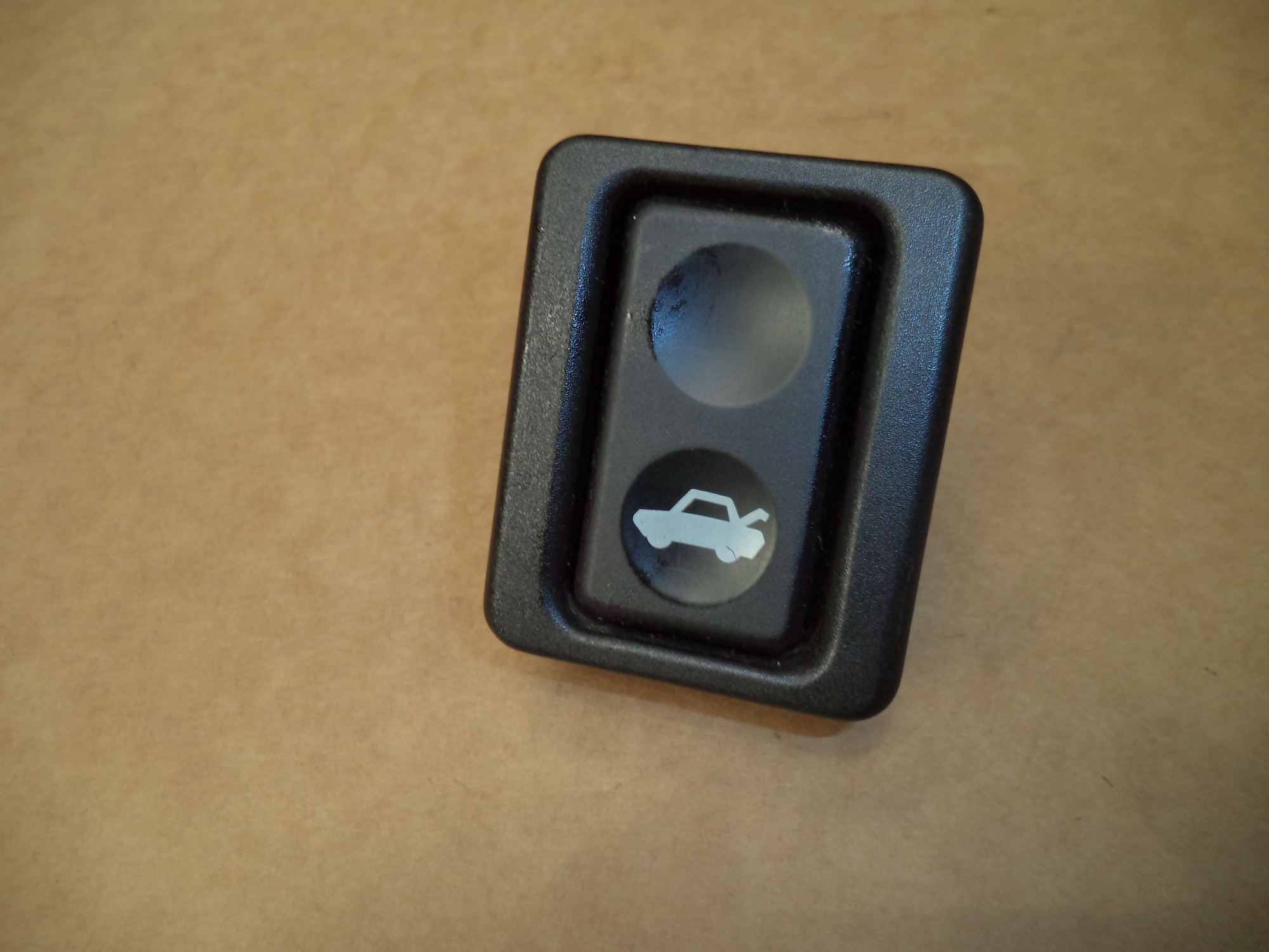PORSCHE 944 HATCH RELEASE BUTTON. 944 TAILGATE RELEASE BUTTON Loc
