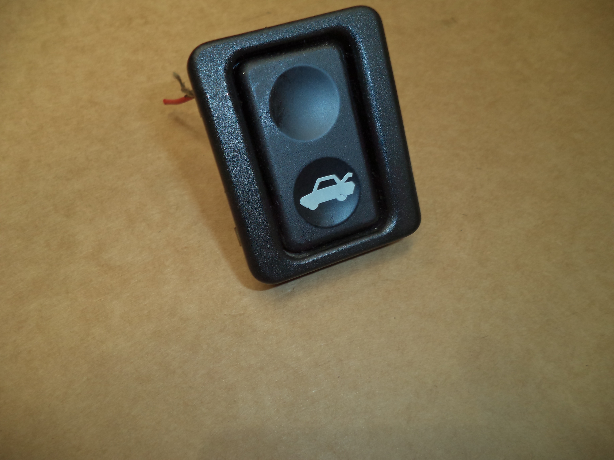 PORSCHE 944 HATCH RELEASE BUTTON. 944 TAILGATE RELEASE BUTTON Loc