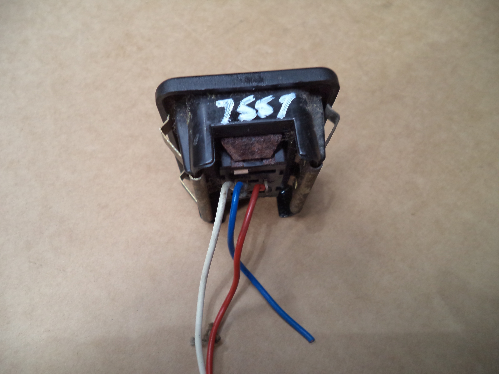 PORSCHE 944 HATCH RELEASE BUTTON. 944 TAILGATE RELEASE BUTTON Loc