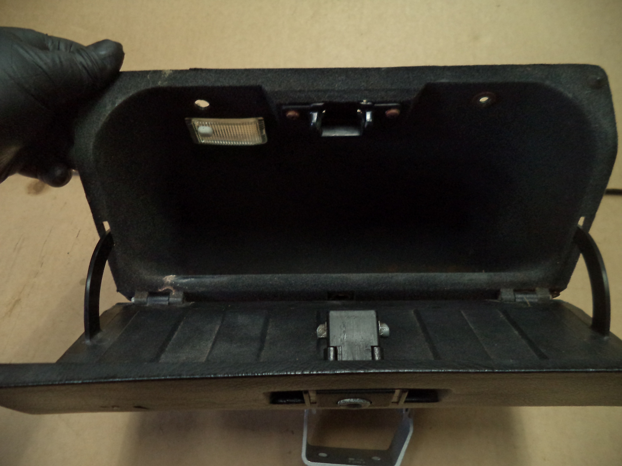 PORSCHE 924 GLOVE BOX . 944 GLOVE BOX Loc944iom