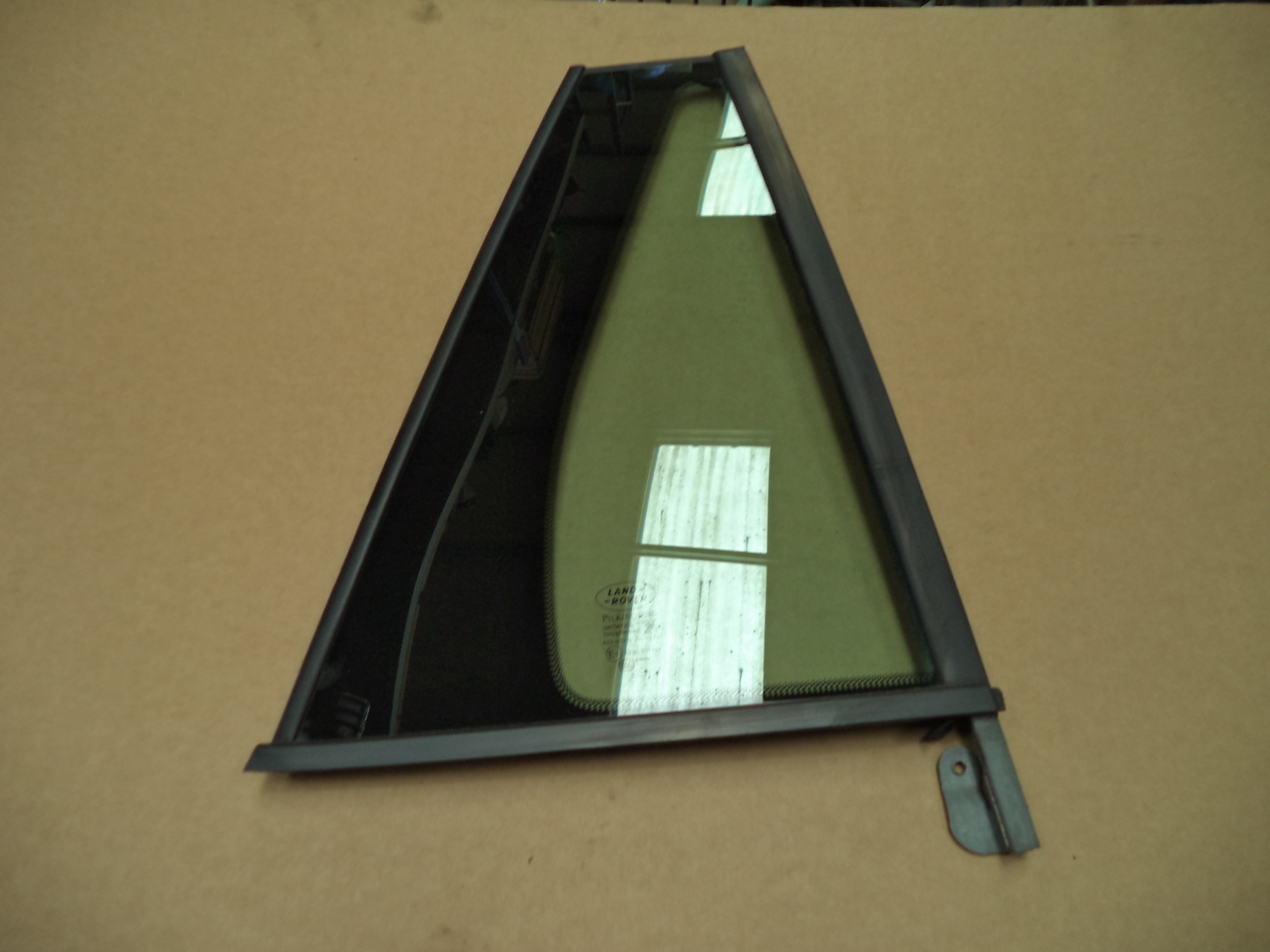 RANGE ROVER SPORT L320 DRIVERS SIDE / O.S REAR DOOR QUARTER GLASS Loc GCRR