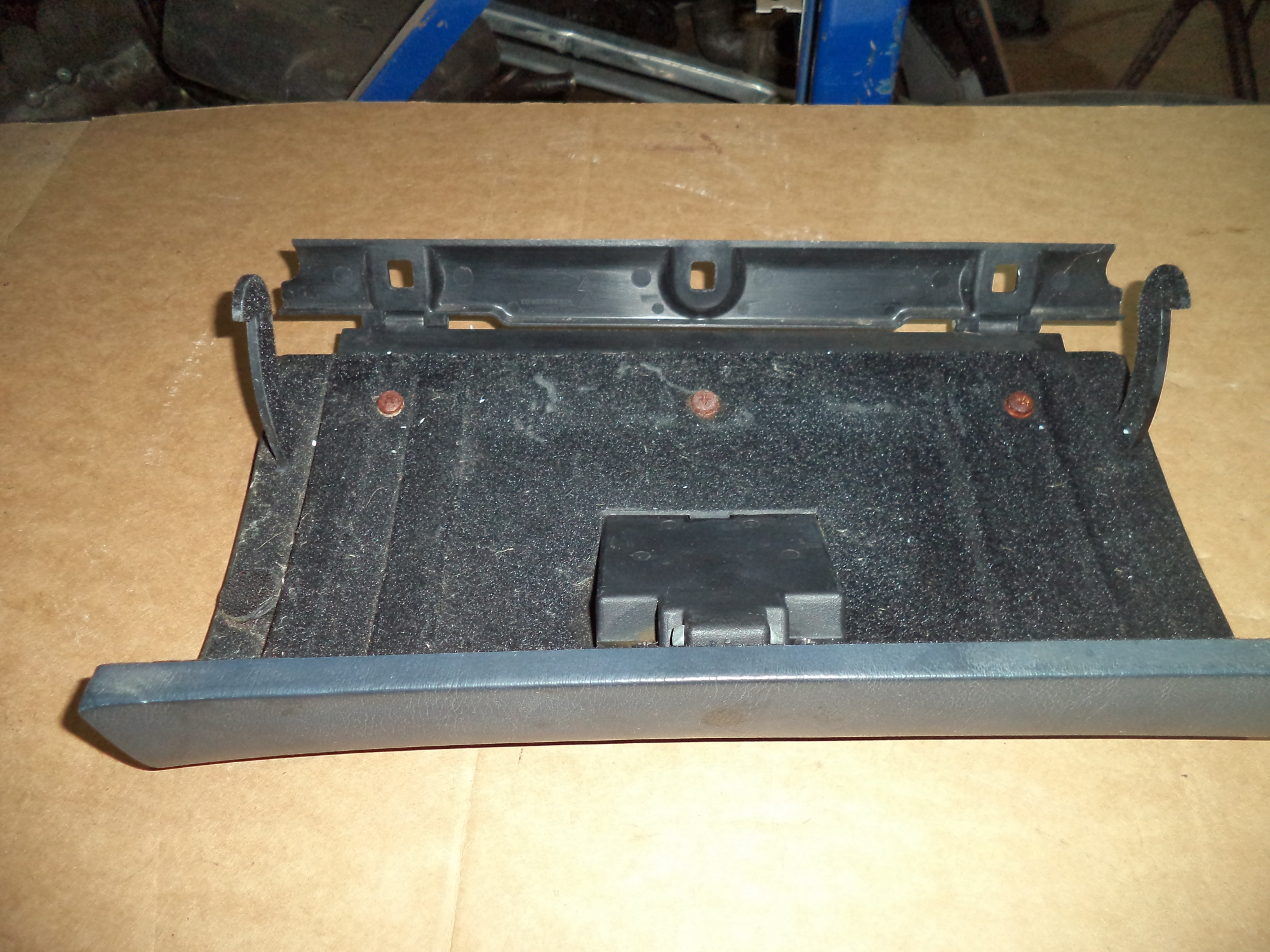 PORSCHE 928 S2 GLOVE BOX LID. PORSCHE 928 S2 GLOVEBOX FRONT A9287887