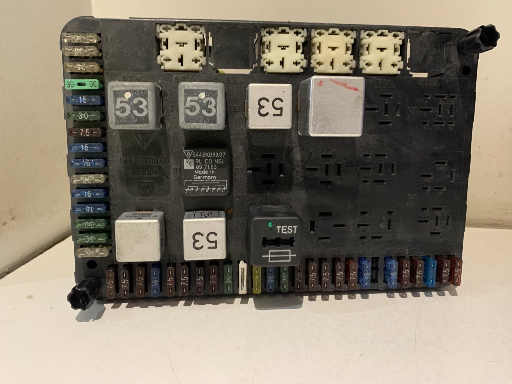 PORSCHE 944 FUSE BOARD 944.610.110.00 944 FUSE AND RELAY BOX JJ