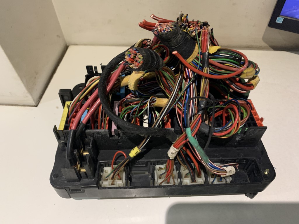 PORSCHE 944 FUSE BOARD 944.610.110.00 944 FUSE AND RELAY BOX JJ