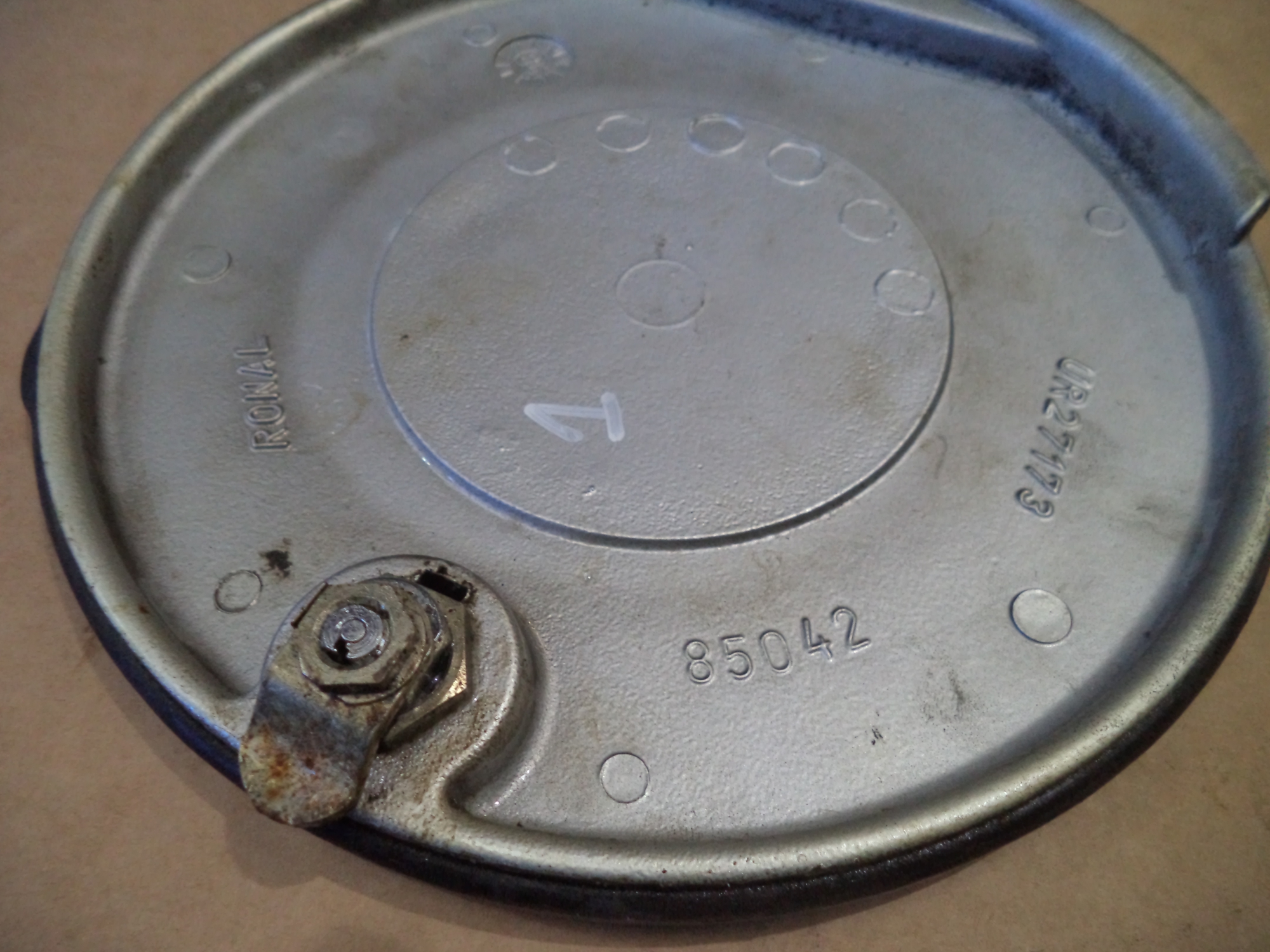 BENTLEY TURBO R CENTER CAP . BENTLEY HUB CAP WITH KEY. No1 UNDERMISC