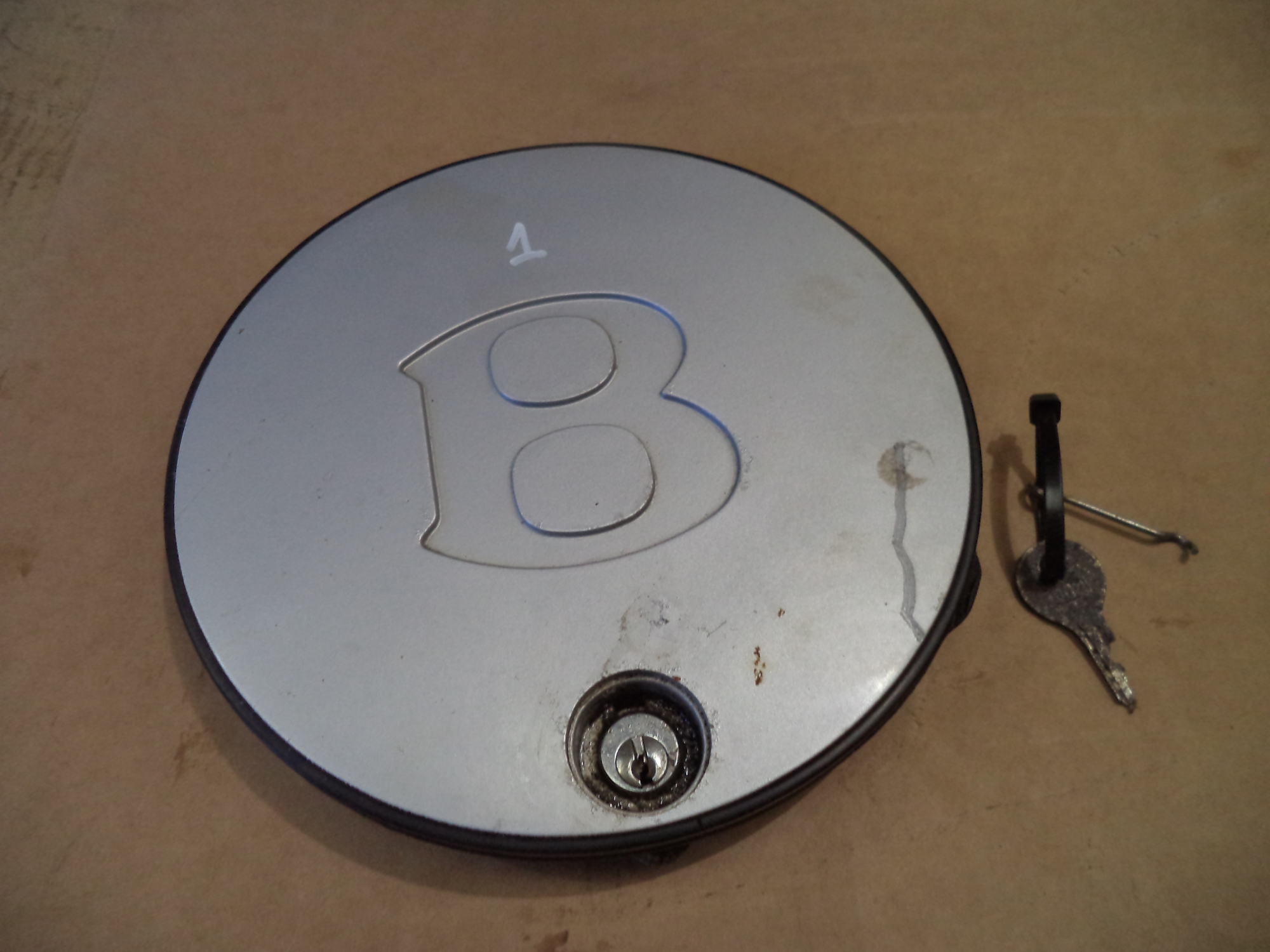 BENTLEY TURBO R CENTER CAP . BENTLEY HUB CAP WITH KEY. No1 UNDERMISC