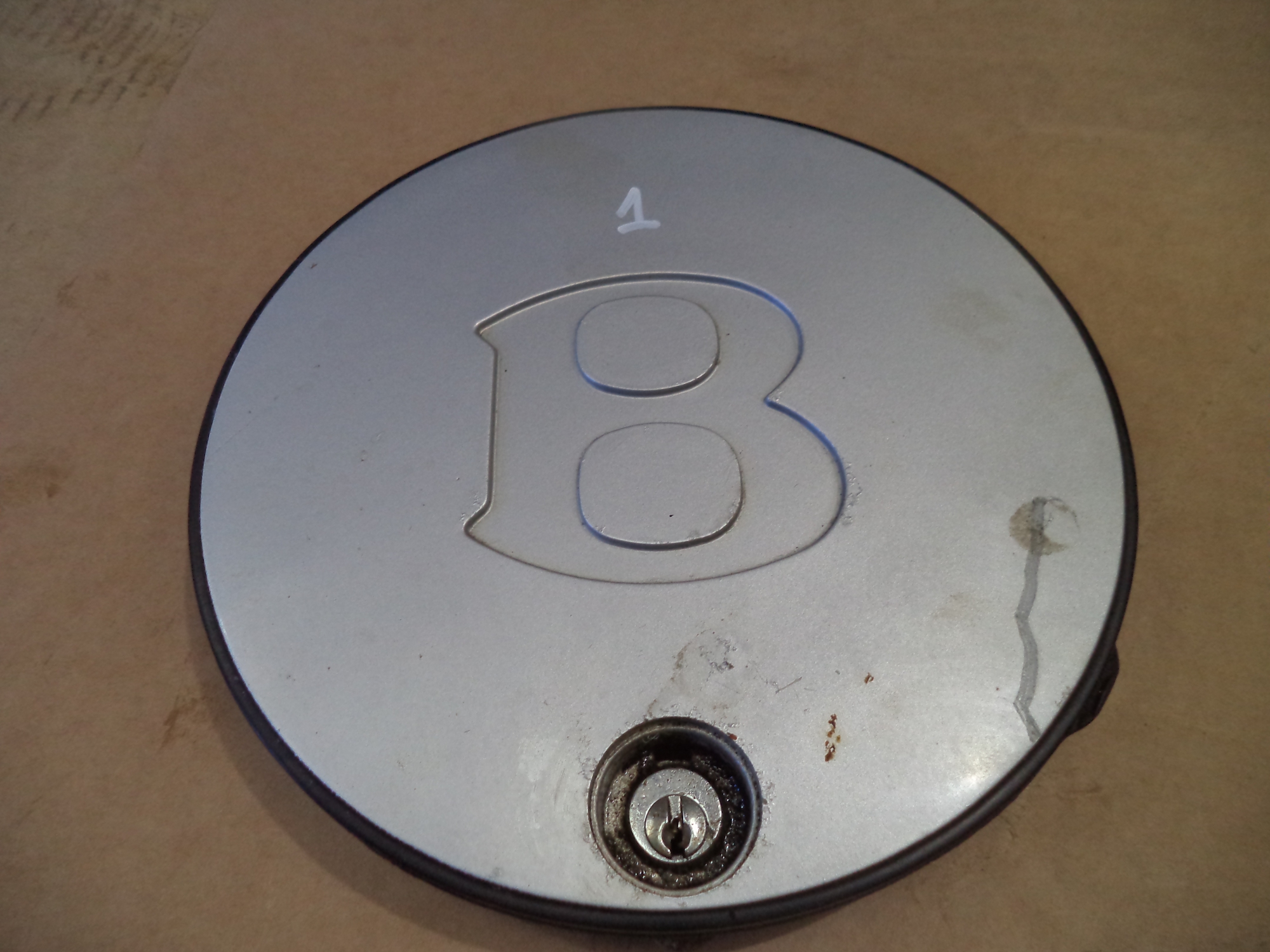 BENTLEY TURBO R CENTER CAP . BENTLEY HUB CAP WITH KEY. No1 UNDERMISC