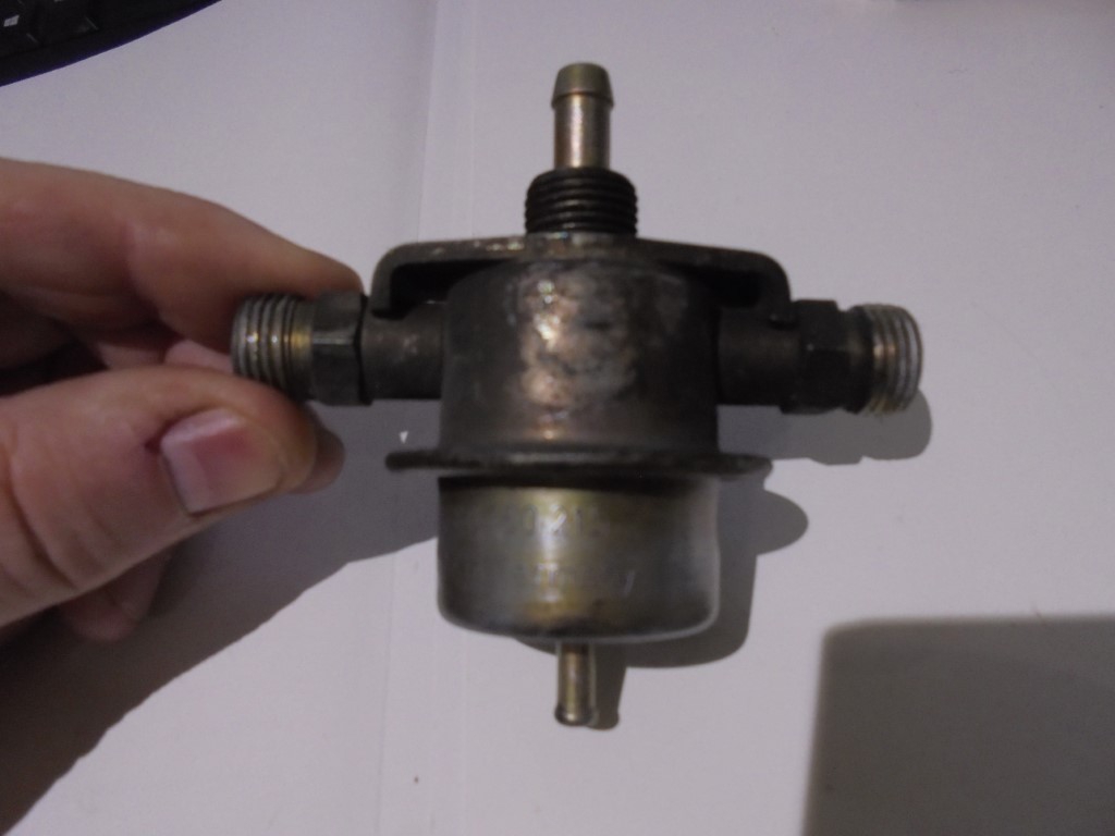 0280160205 PR4052 2.5Bar Fuel Pressure Regulator For VW Vanagon Campmobile 1983-1985