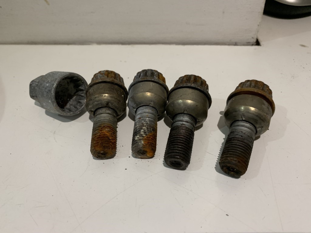 PORSCHE 987 LOCKING WHEEL NUT SET 997 WHEEL NUTS JJ