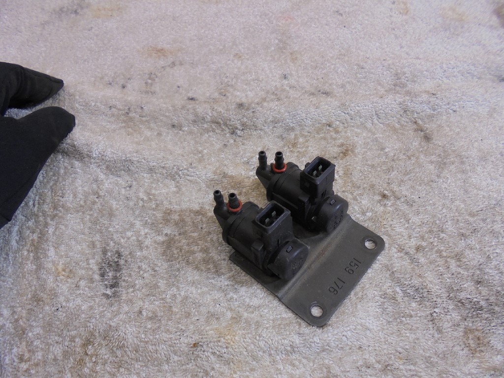 Ferrari 360 Pair of Pressure Control Valves and Mount 159177