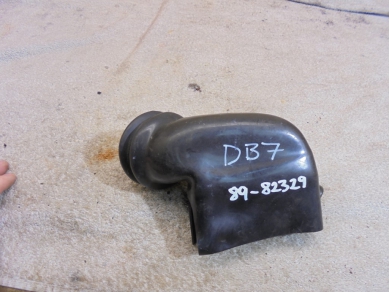 Aston Martin DB7 i6 Right Side Door Rubber Lower Vent Duct 89 - 82329 O/S 2 Box Sub Stn Rm 1