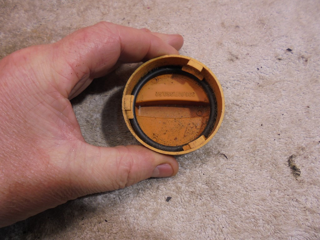 Porsche Boxster 986 / 996 Oil Filler cap 99610735052 Boxster 986/996