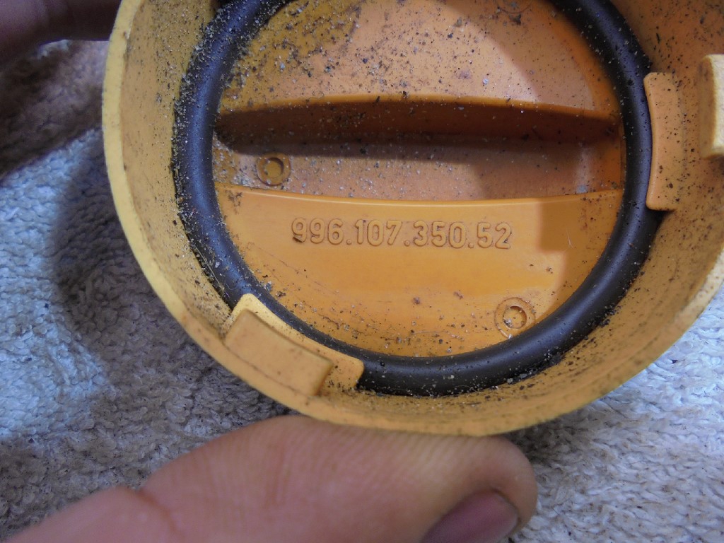 Porsche Boxster 986 / 996 Oil Filler cap 99610735052 Boxster 986/996