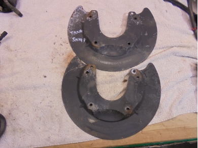 Ford Mustang Mk5 SN197 Pair of Front Brake Back Plates 4R33-2K004-A Pr Yard SF4