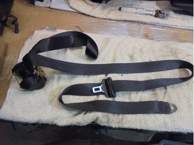 Porsche 986 Right Side Inertia Seatbelt 98680303402 O/S Yard SF62