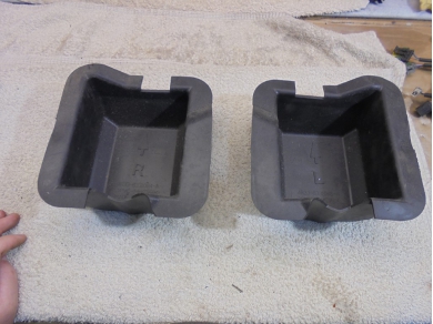Ford Mustang Mk5 SN197 Pair Rear Interior Rubber Trays 4R336331065A / 4R336331064A Yard SF100