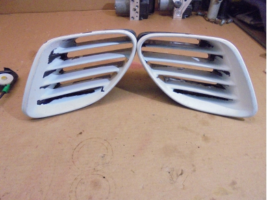 Porsche 986 Boxster Outer Rear Side Air Vents 98650474901 / 98650475000 DAMAGED Yard SF106