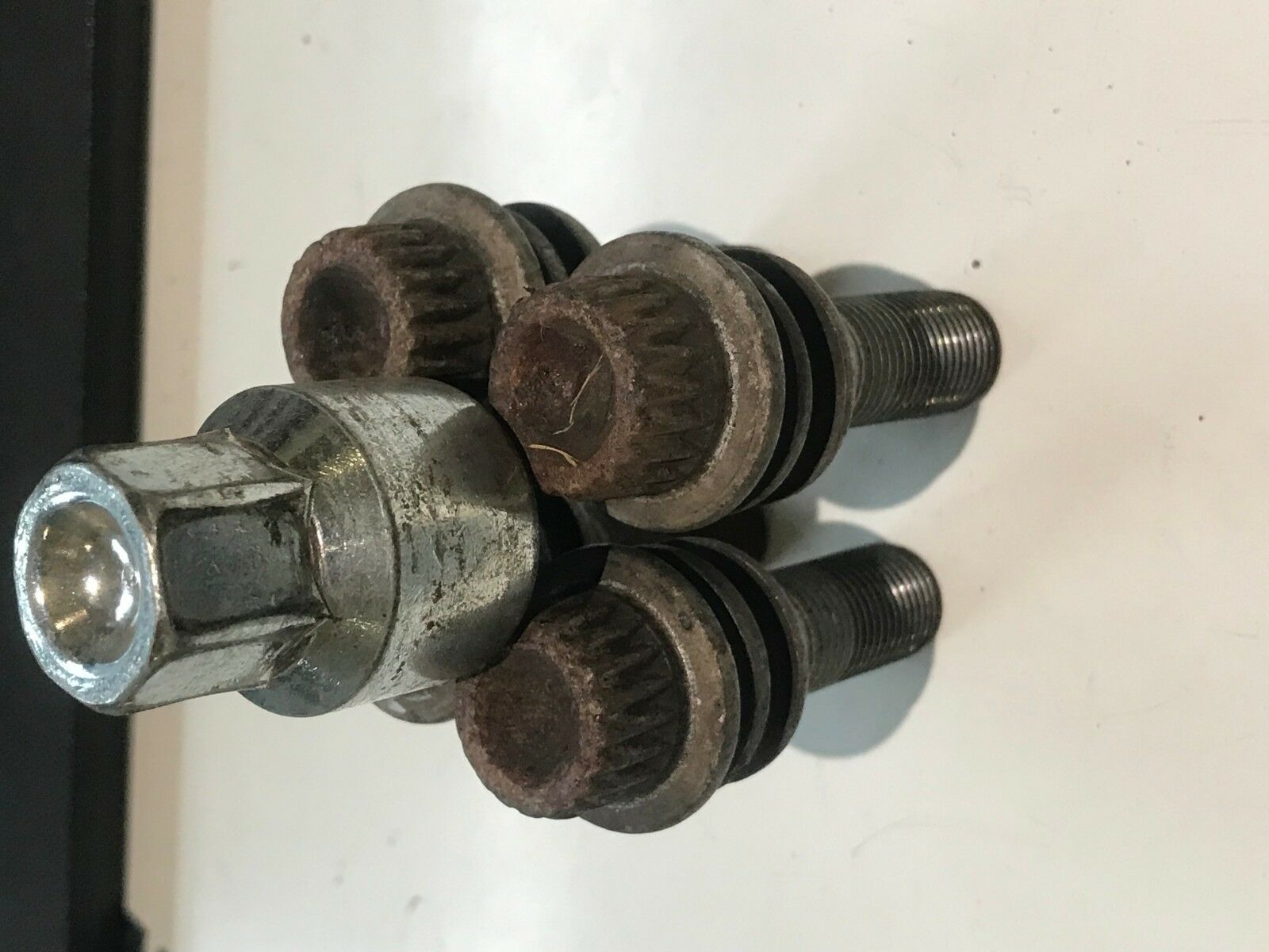 porsche cayenne locking wheel nuts x 4 and 1 x 20 spline key EAS 18.01.19