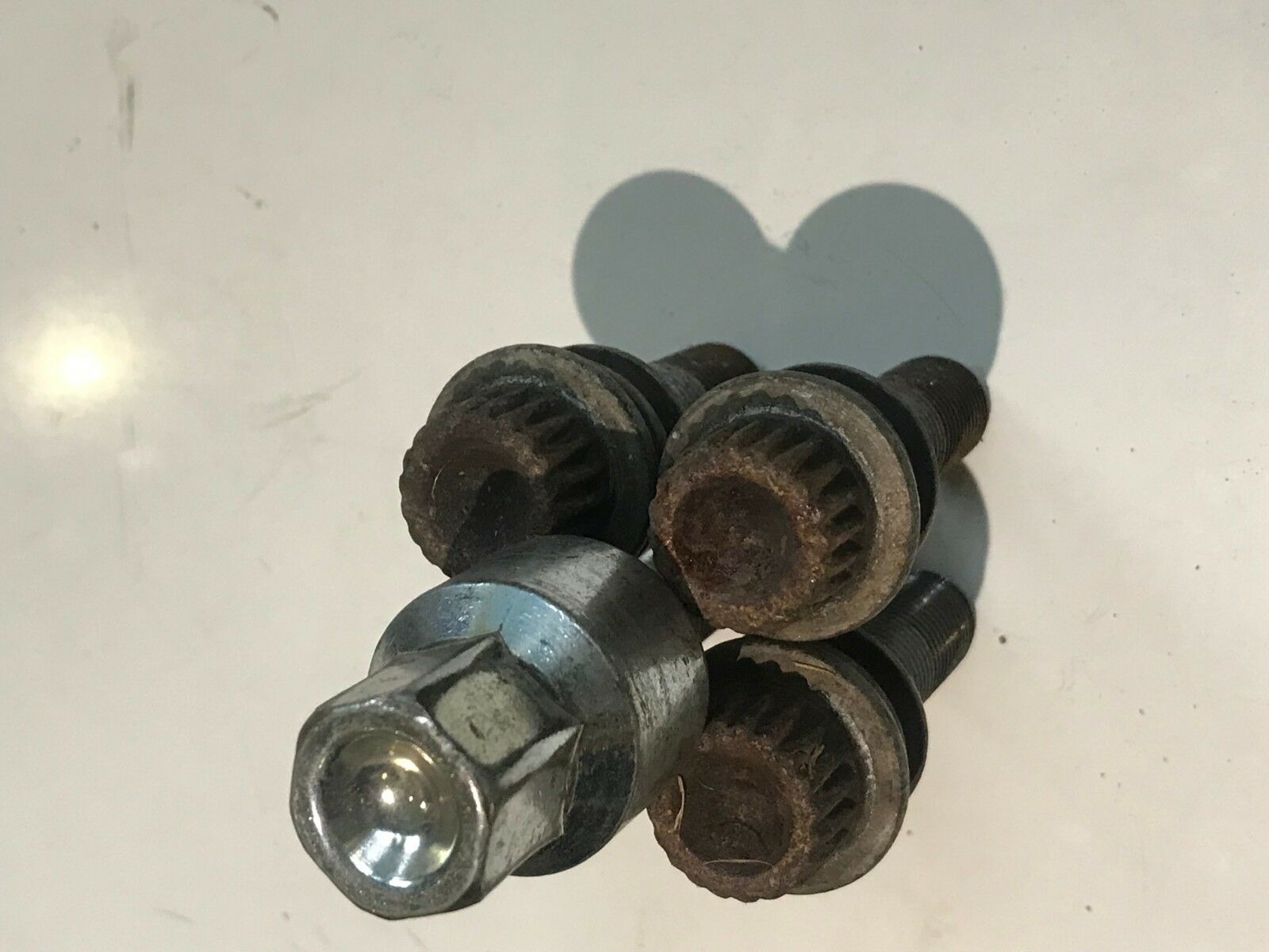 porsche cayenne locking wheel nuts x 4 and 1 x 20 spline key EAS 18.01.19