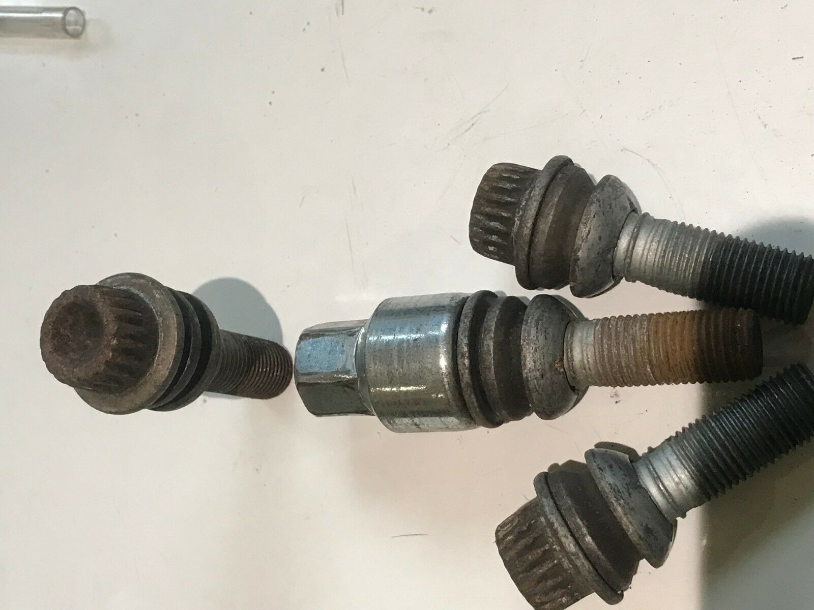 porsche cayenne locking wheel nuts x 4 and 1 x 20 spline key EAS 18.01.19